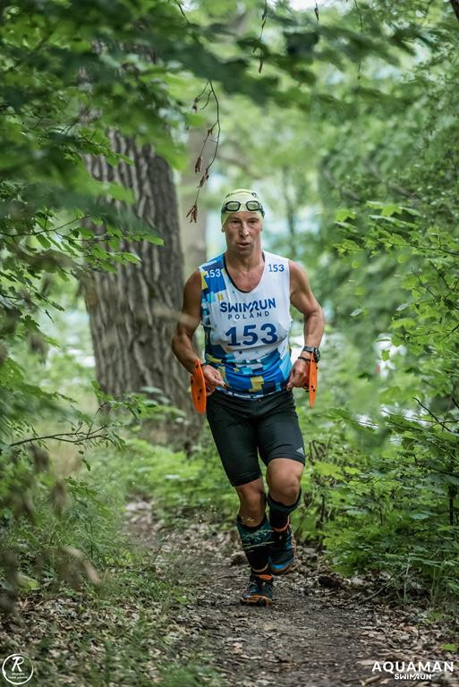 Zmagania zawodników na trasie swimrunu