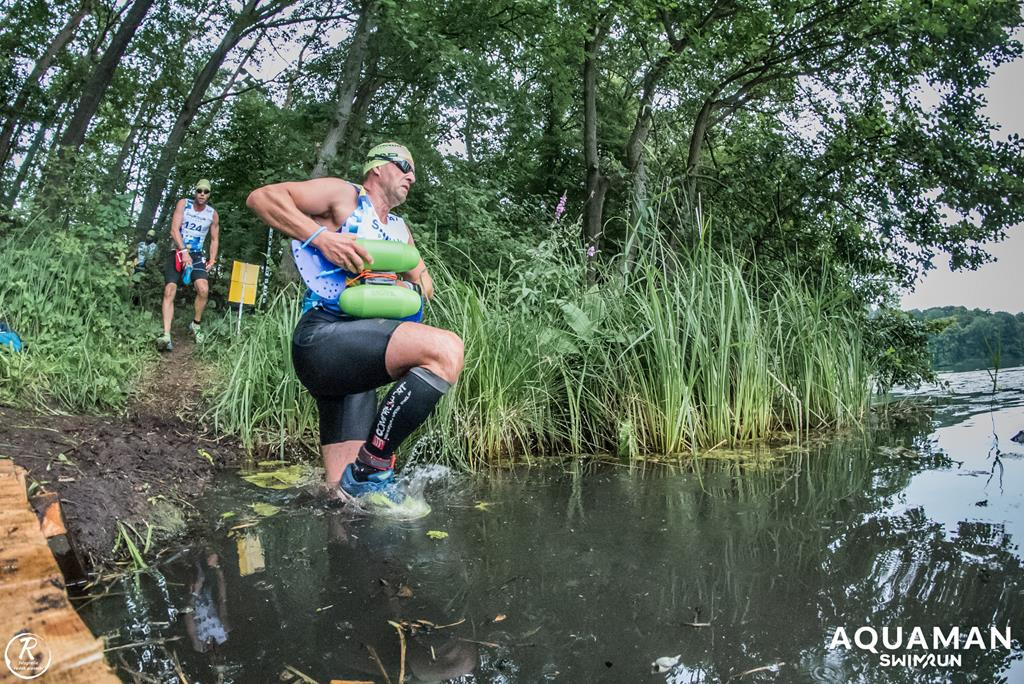 Zmagania zawodników na trasie swimrunu