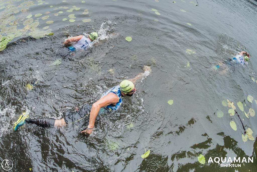 Zmagania zawodników na trasie swimrunu