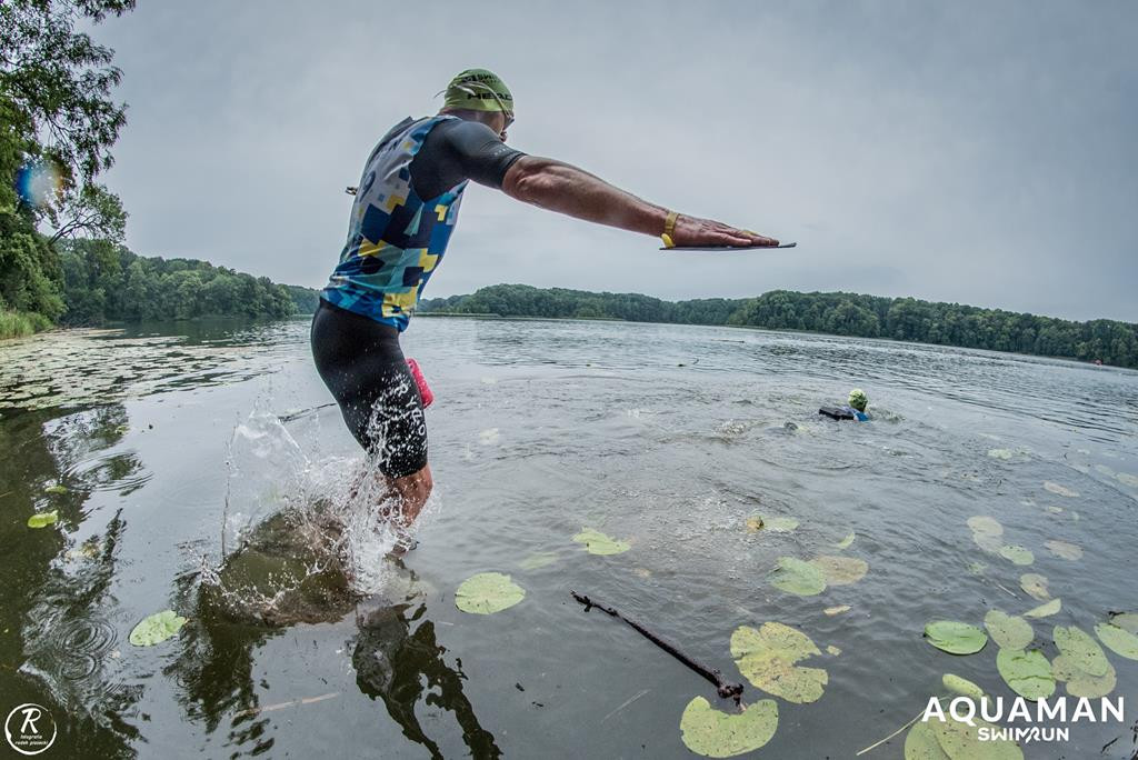 Zmagania zawodników na trasie swimrunu