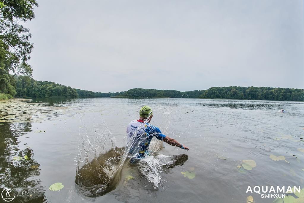 Zmagania zawodników na trasie swimrunu