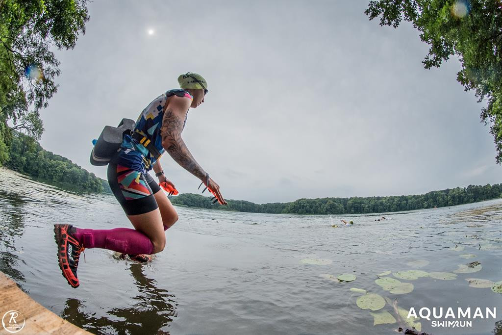 Zmagania zawodników na trasie swimrunu