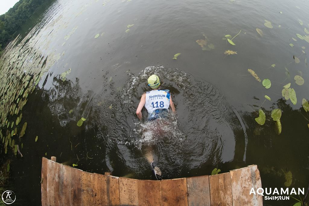 Zmagania zawodników na trasie swimrunu