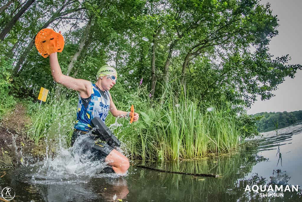 Zmagania zawodników na trasie swimrunu