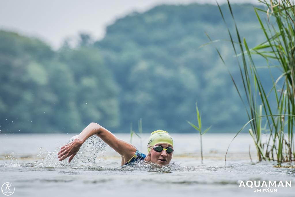Zmagania zawodników na trasie swimrunu