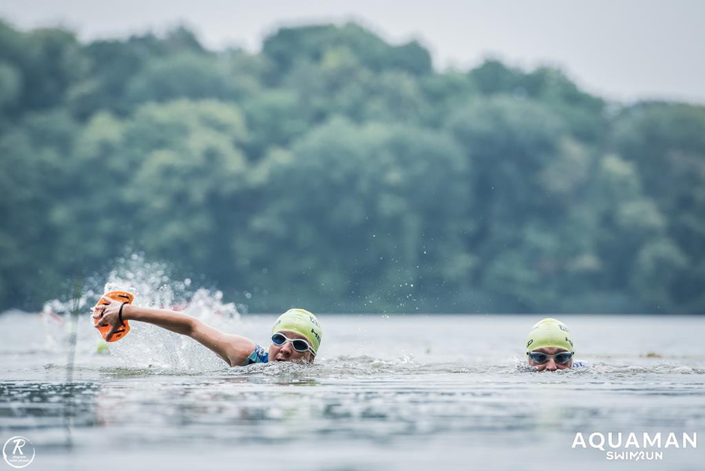 Zmagania zawodników na trasie swimrunu