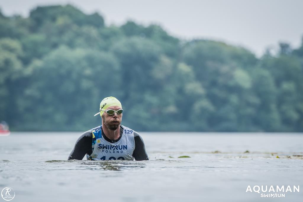 Zmagania zawodników na trasie swimrunu
