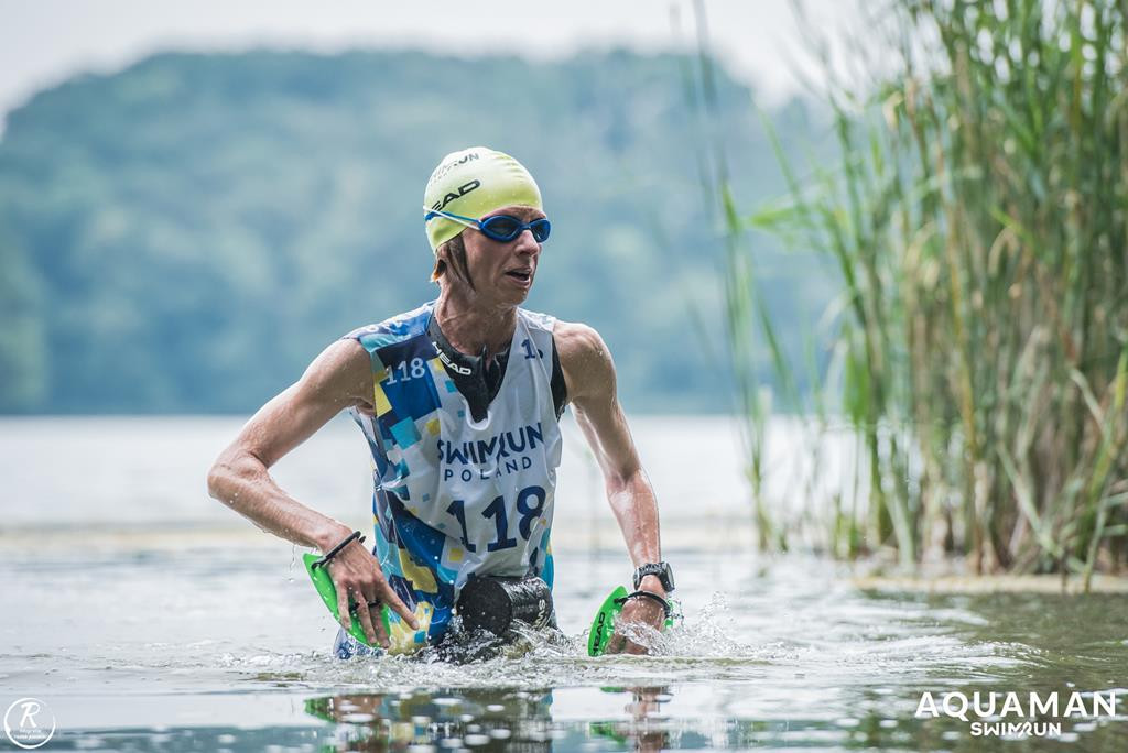Zmagania zawodników na trasie swimrunu