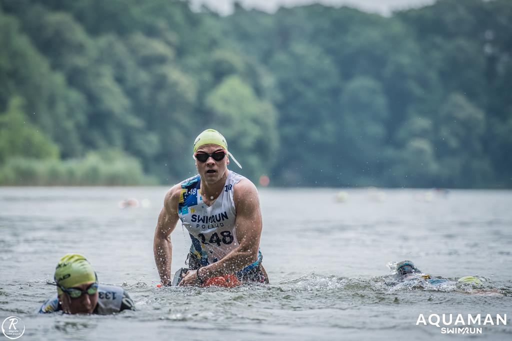 Zmagania zawodników na trasie swimrunu