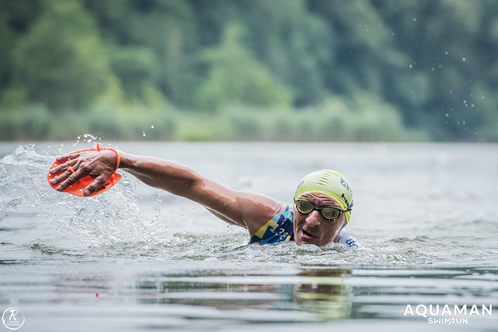 Zmagania zawodników na trasie swimrunu