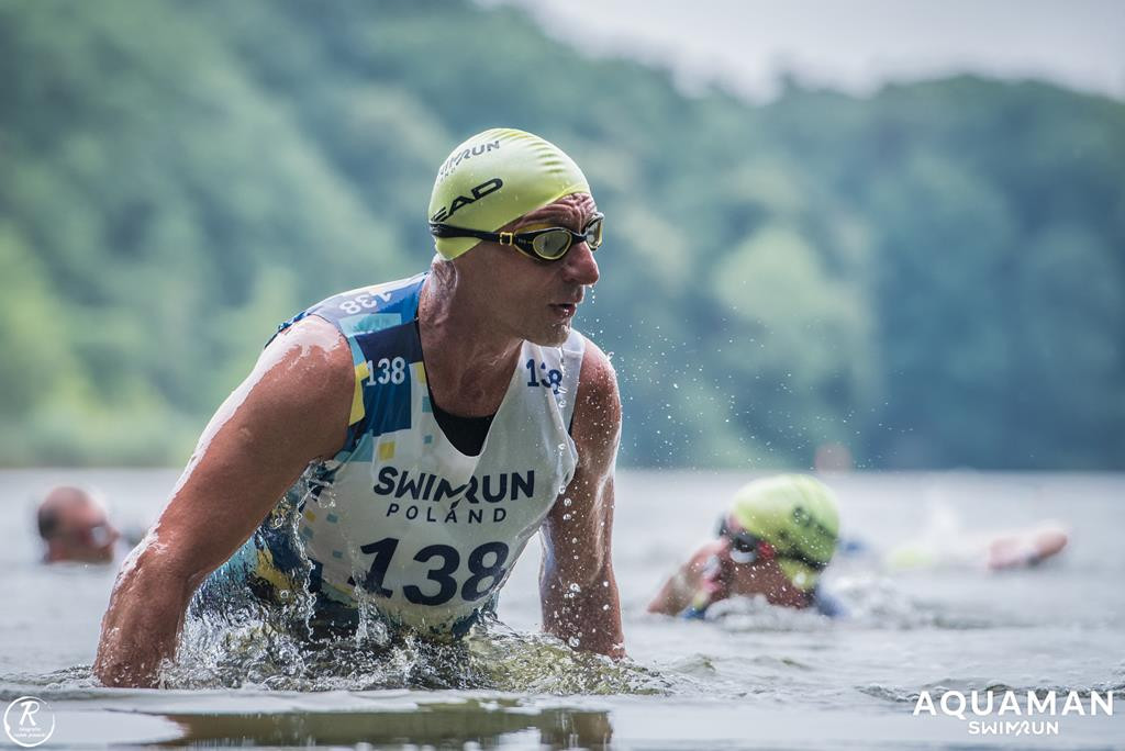 Zmagania zawodników na trasie swimrunu