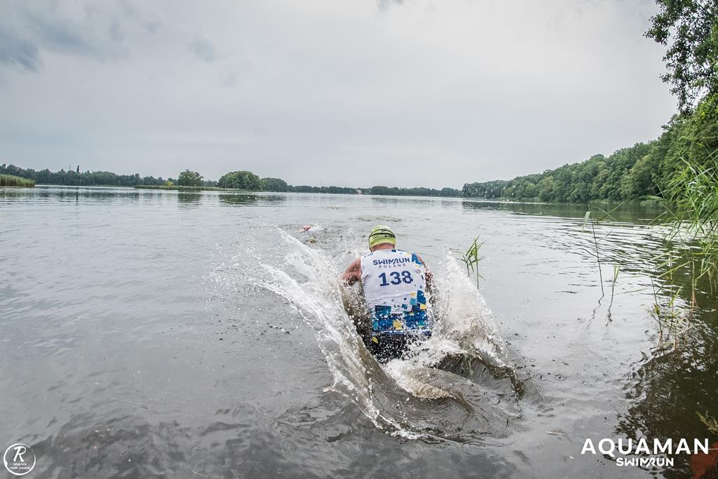 Zmagania zawodników na trasie swimrunu