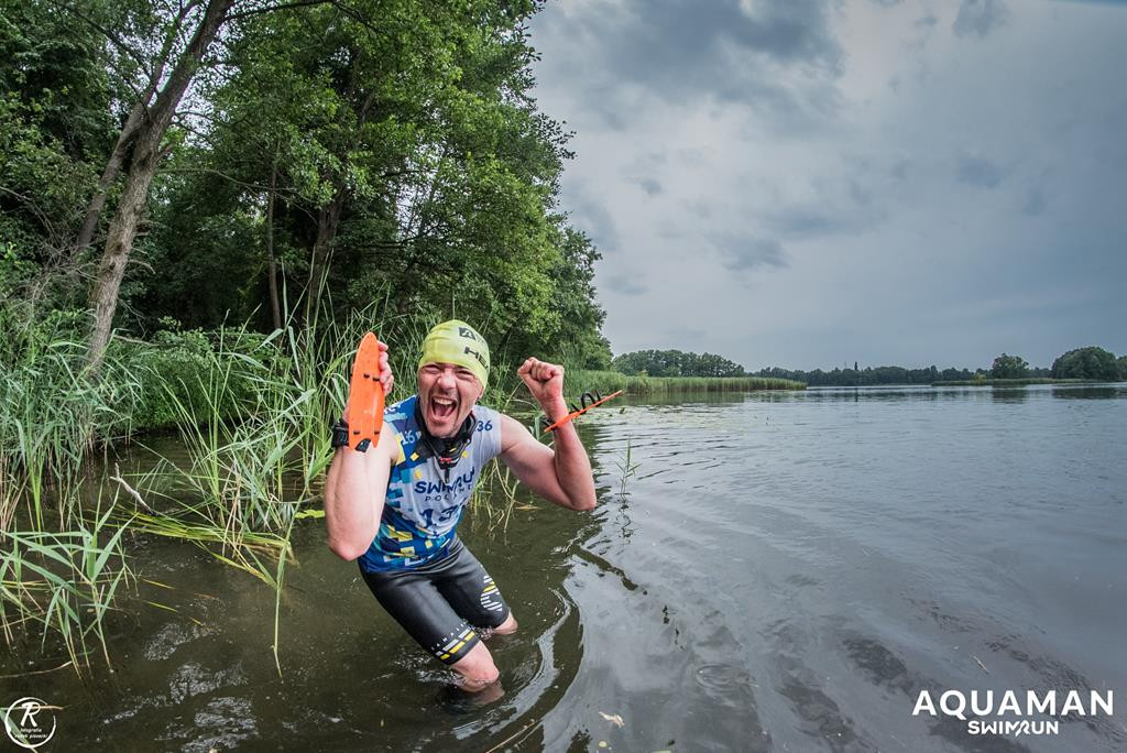 Zmagania zawodników na trasie swimrunu