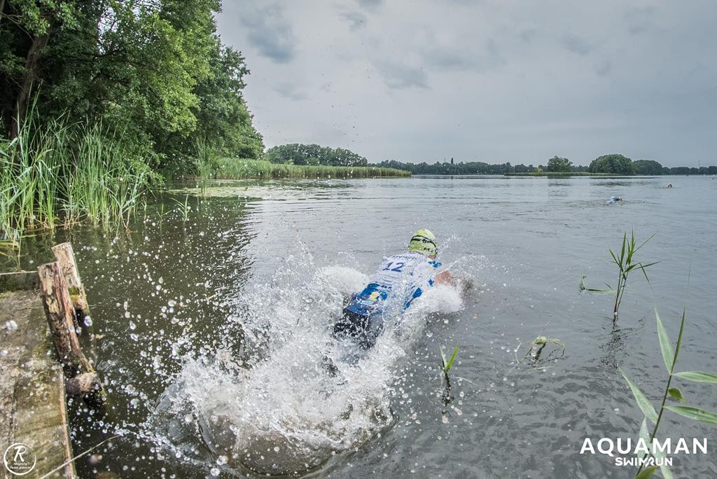 Zmagania zawodników na trasie swimrunu