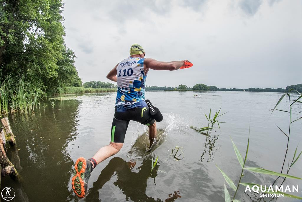 Zmagania zawodników na trasie swimrunu