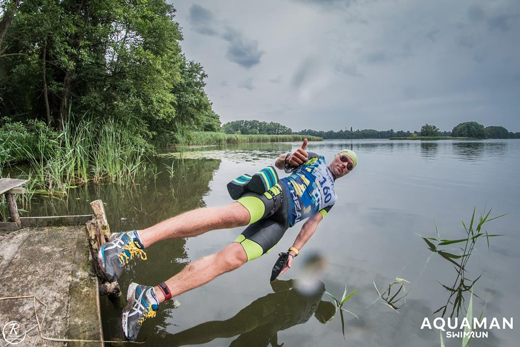 Zmagania zawodników na trasie swimrunu