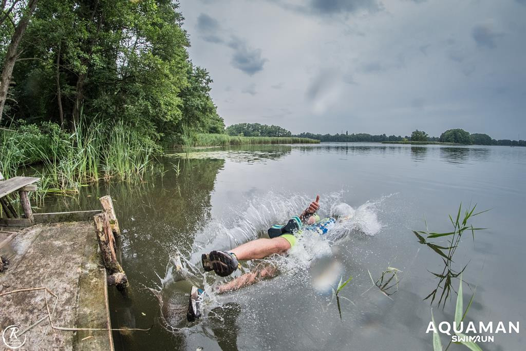 Zmagania zawodników na trasie swimrunu