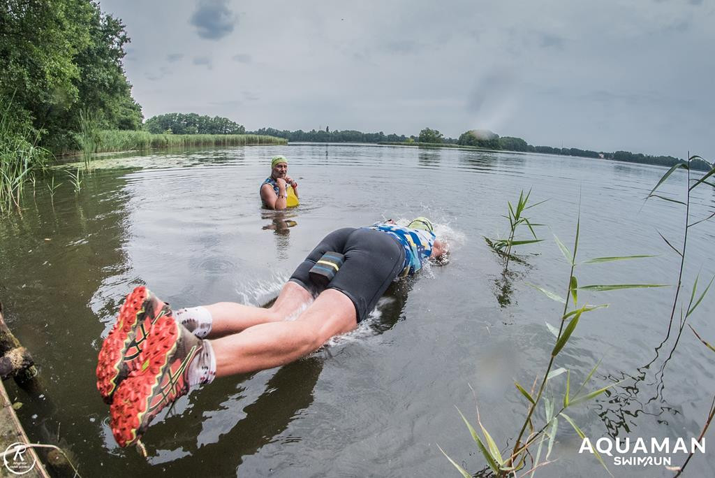 Zmagania zawodników na trasie swimrunu