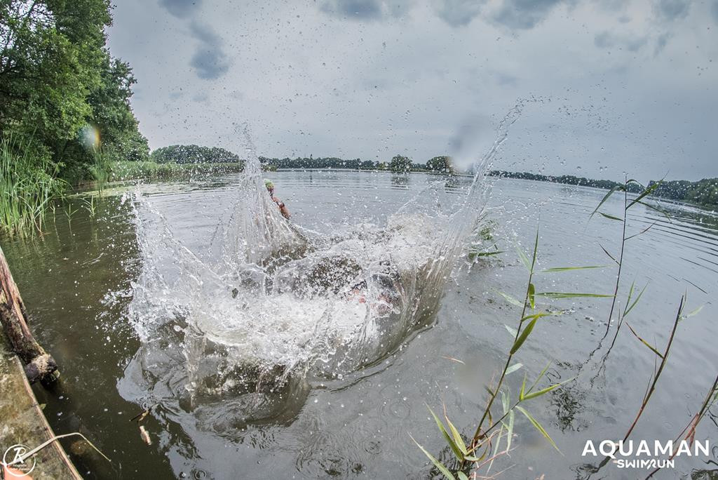 Zmagania zawodników na trasie swimrunu