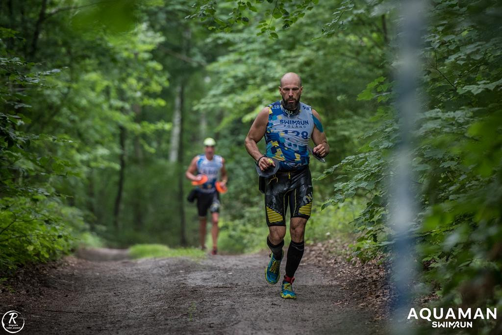 Zmagania zawodników na trasie swimrunu