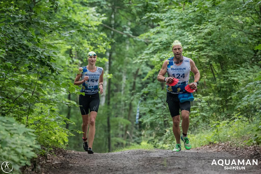 Zmagania zawodników na trasie swimrunu