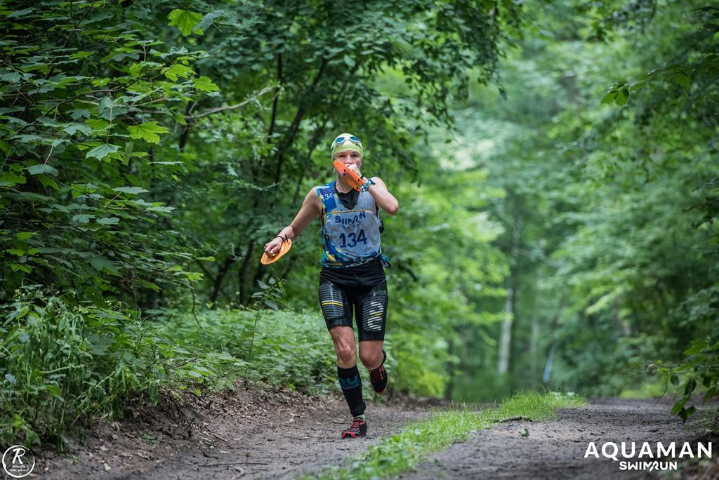 Zmagania zawodników na trasie swimrunu