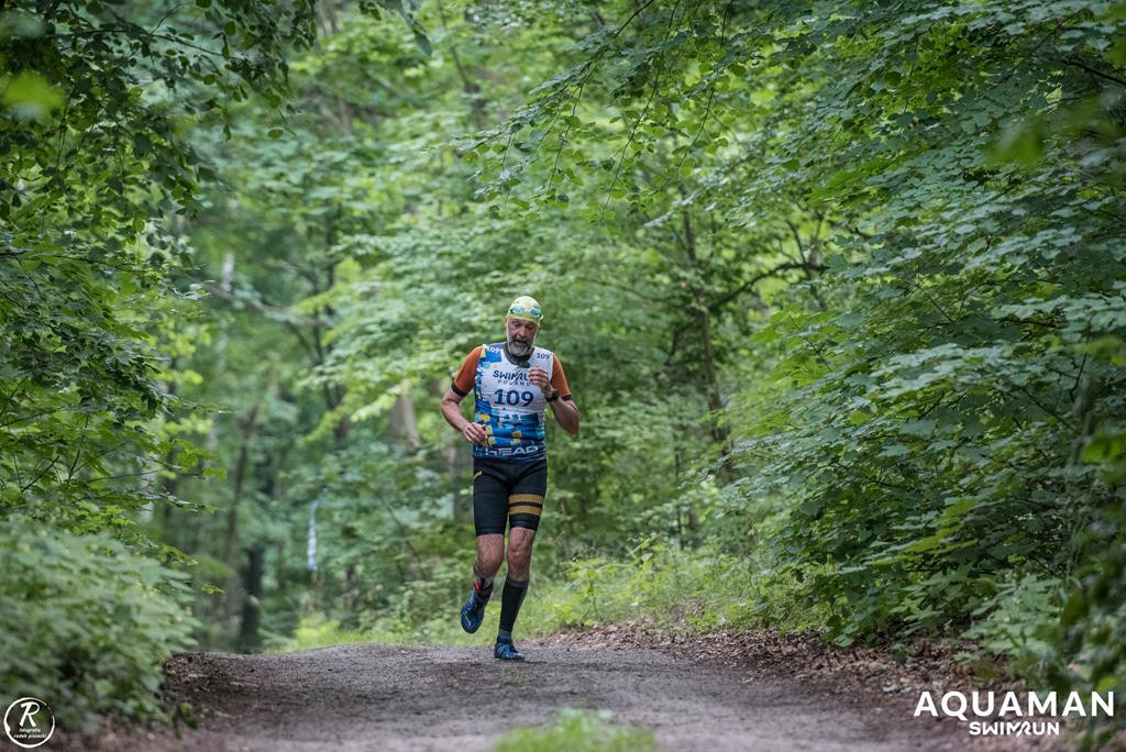 Zmagania zawodników na trasie swimrunu
