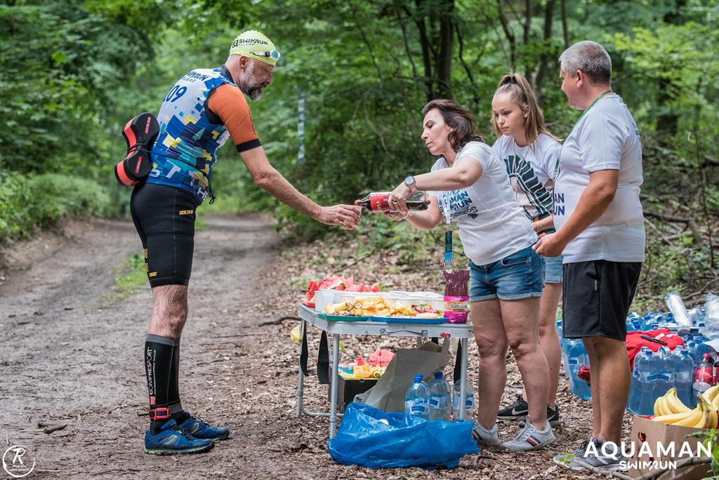 Zmagania zawodników na trasie swimrunu