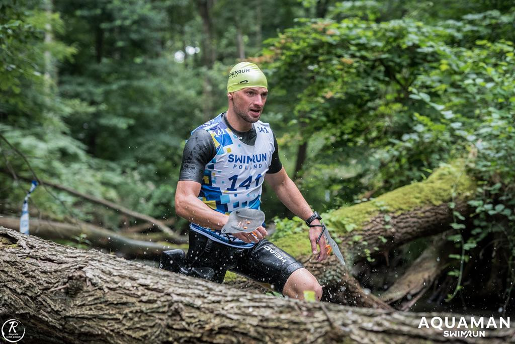 Zmagania zawodników na trasie swimrunu