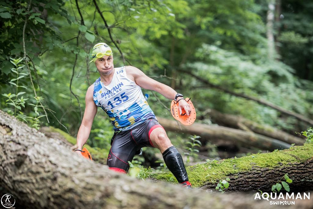 Zmagania zawodników na trasie swimrunu