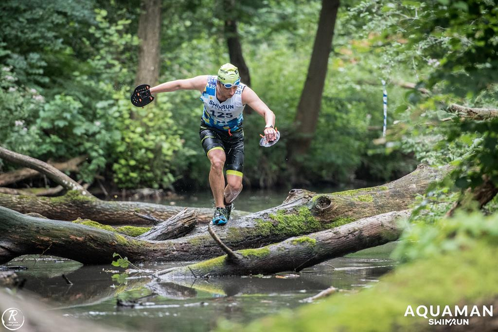 Zmagania zawodników na trasie swimrunu