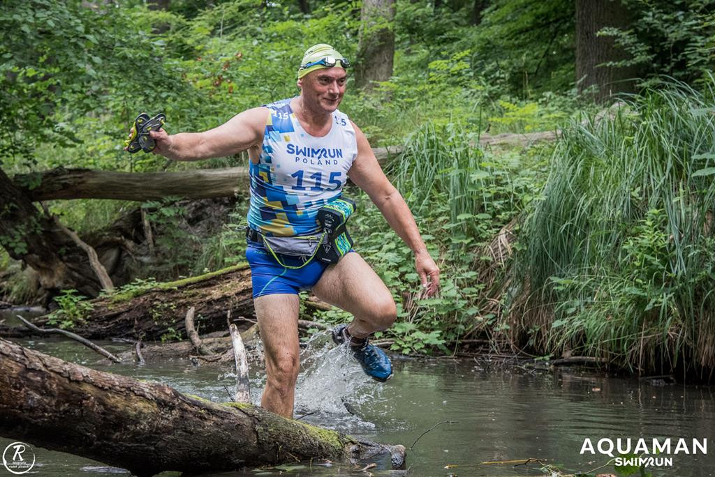 Zmagania zawodników na trasie swimrunu
