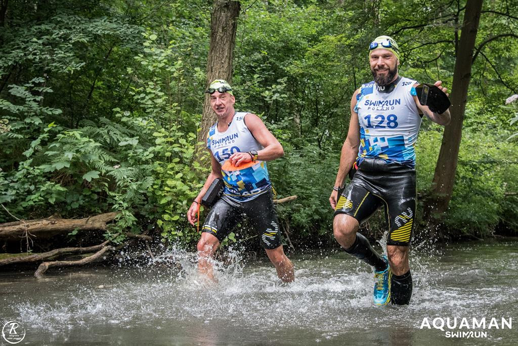 Zmagania zawodników na trasie swimrunu