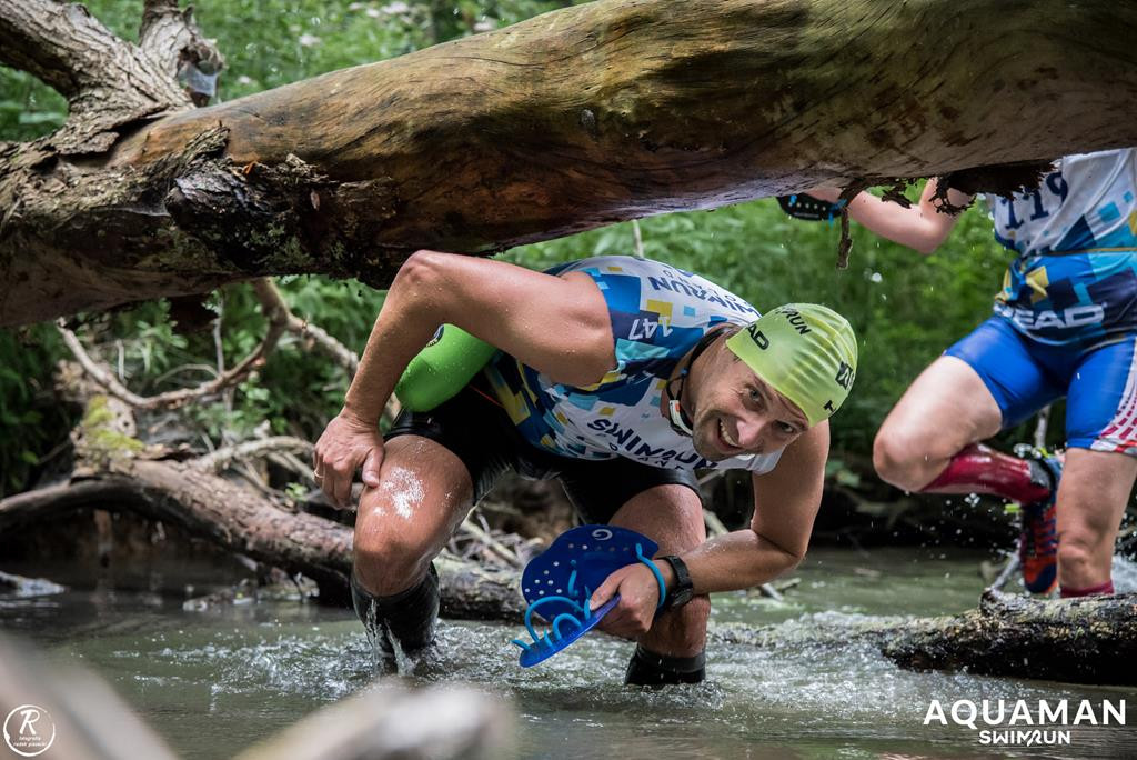 Zmagania zawodników na trasie swimrunu