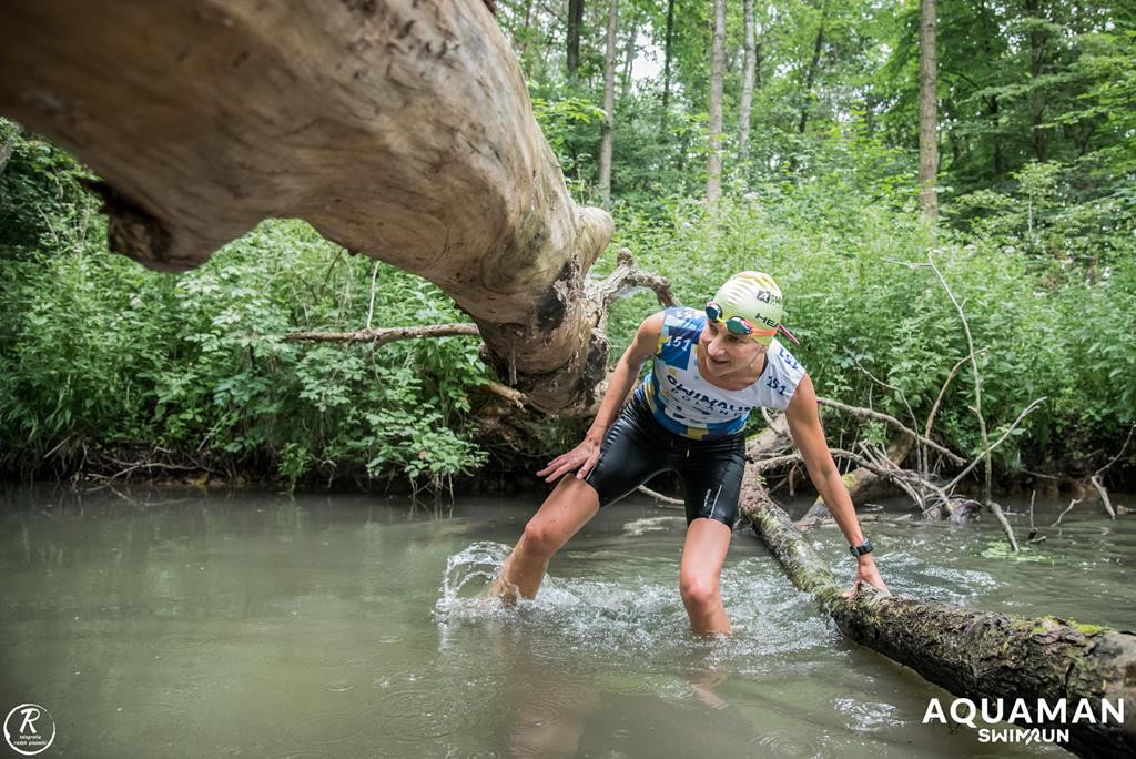 Zmagania zawodników na trasie swimrunu