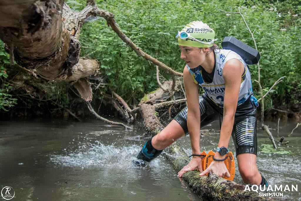 Zmagania zawodników na trasie swimrunu