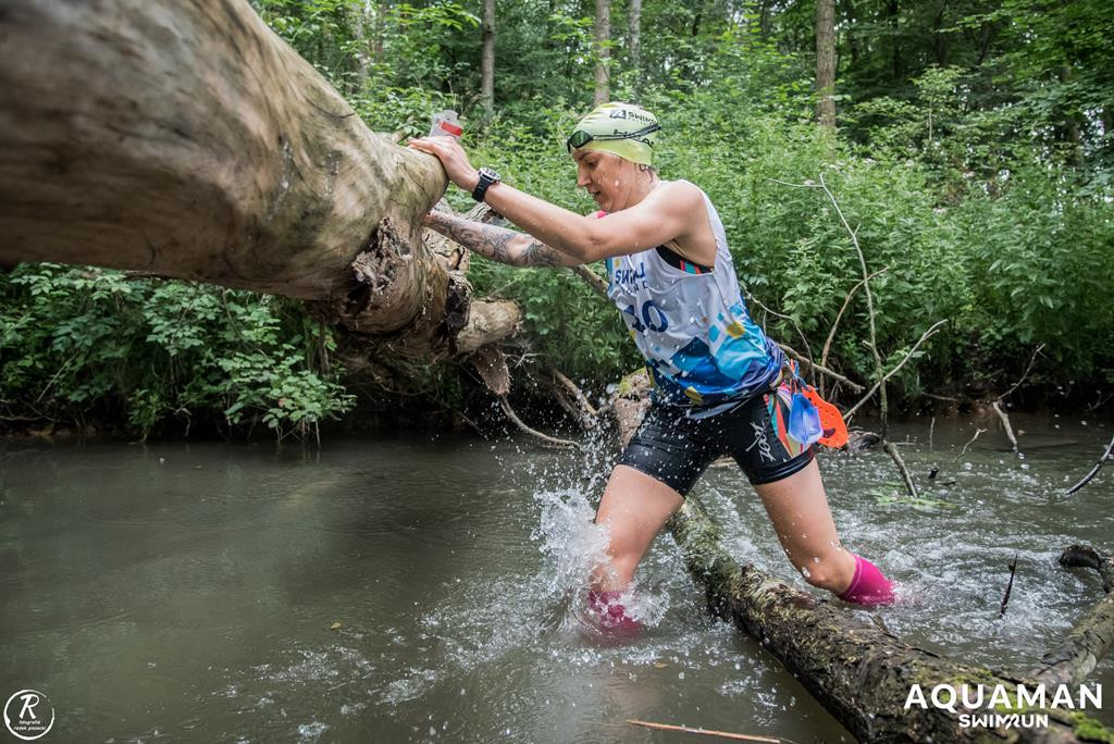 Zmagania zawodników na trasie swimrunu