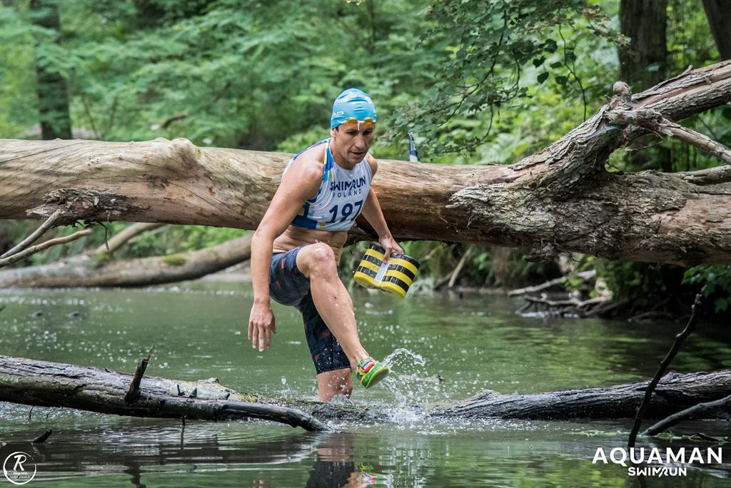 Zmagania zawodników na trasie swimrunu