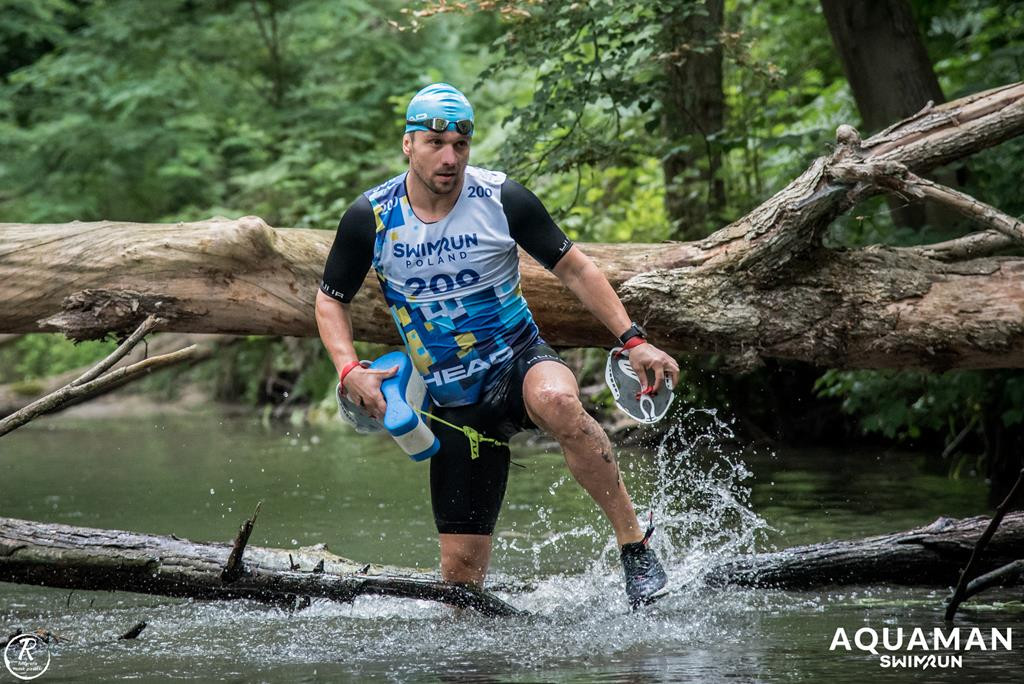 Zmagania zawodników na trasie swimrunu