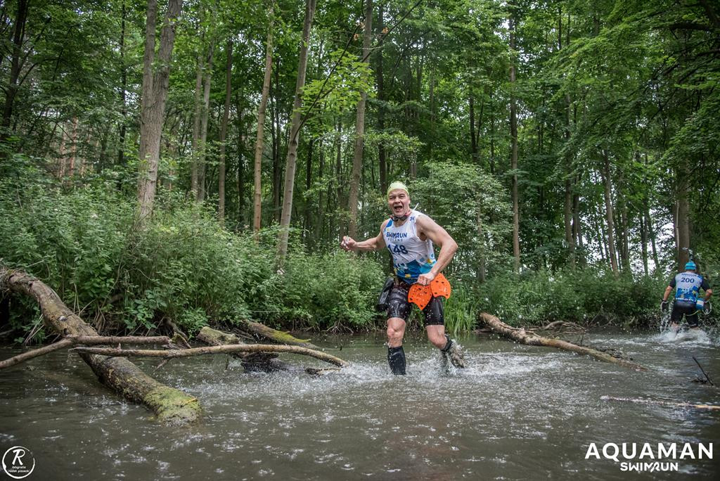 Zmagania zawodników na trasie swimrunu