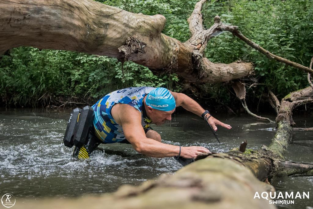 Zmagania zawodników na trasie swimrunu