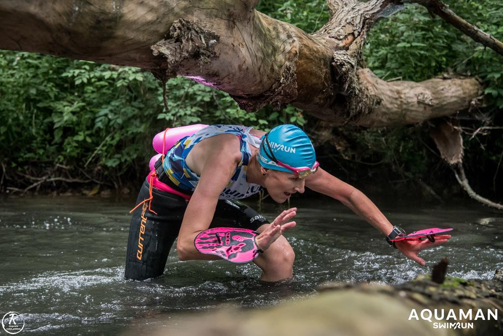 Zmagania zawodników na trasie swimrunu