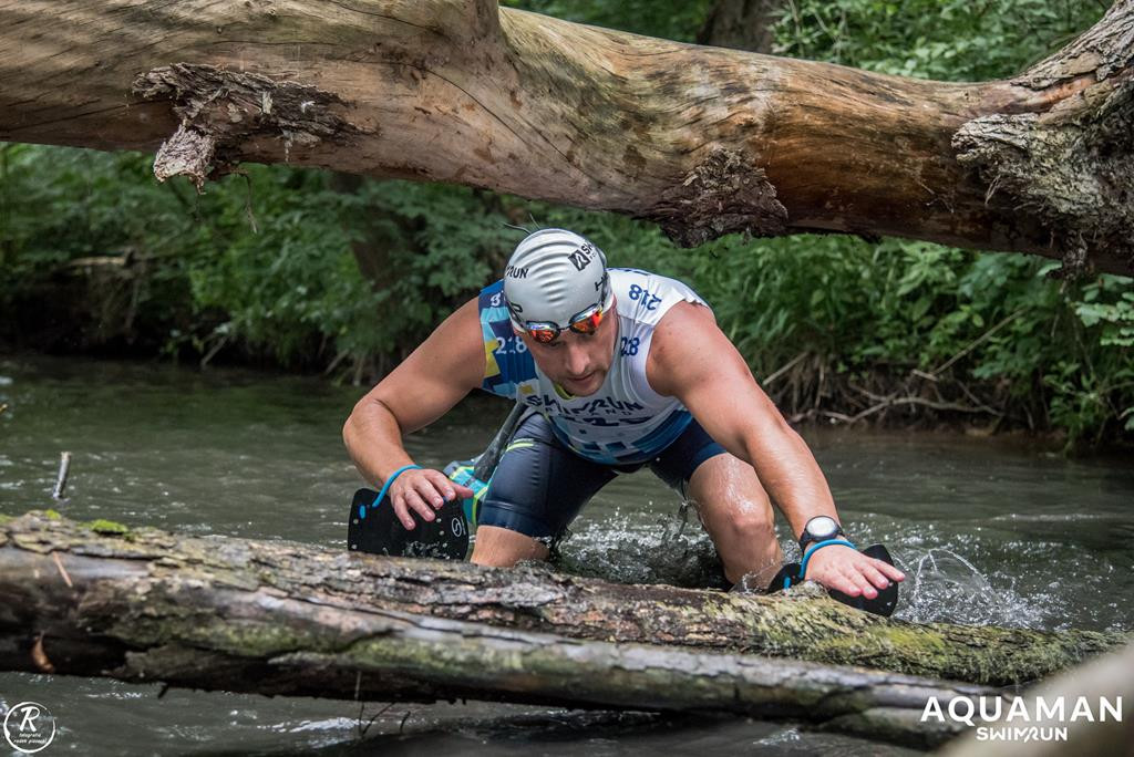 Zmagania zawodników na trasie swimrunu