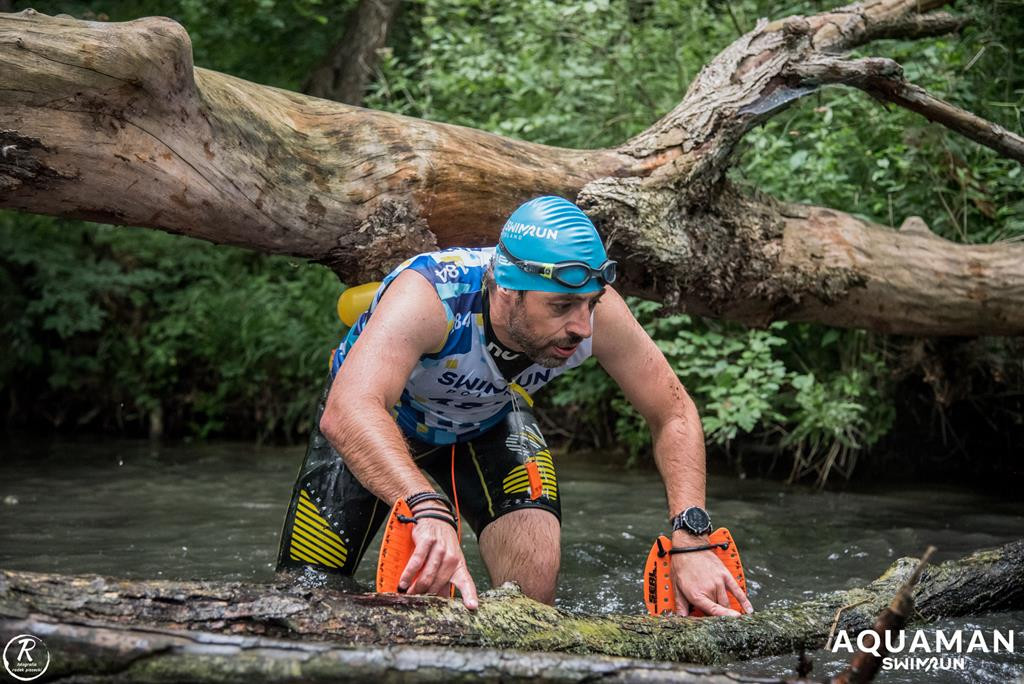 Zmagania zawodników na trasie swimrunu