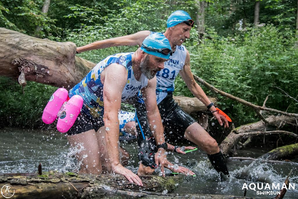 Zmagania zawodników na trasie swimrunu