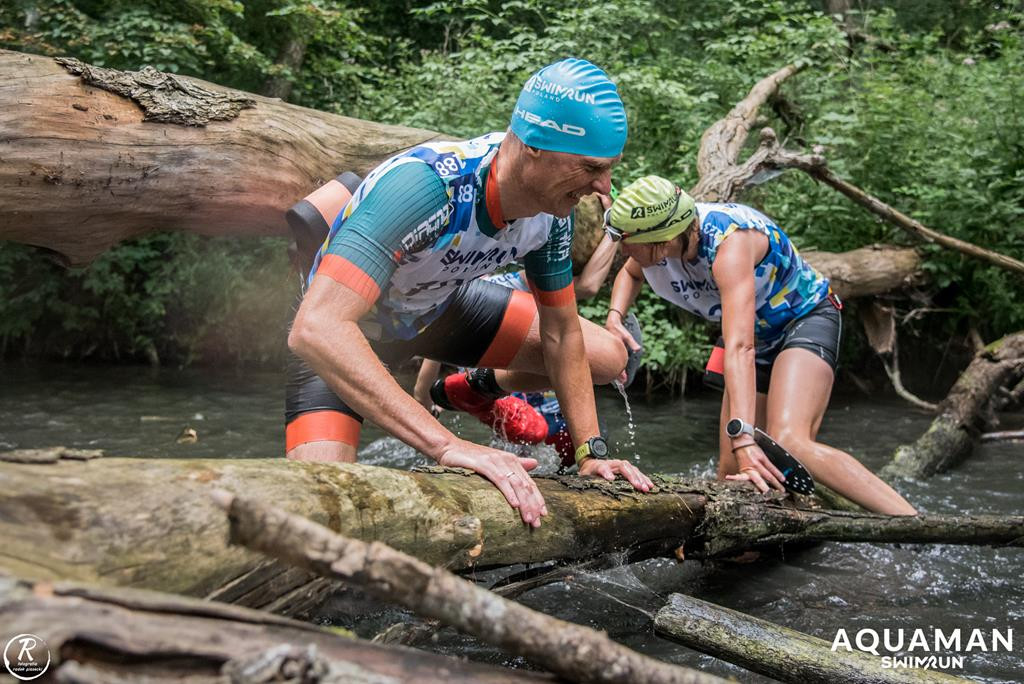 Zmagania zawodników na trasie swimrunu