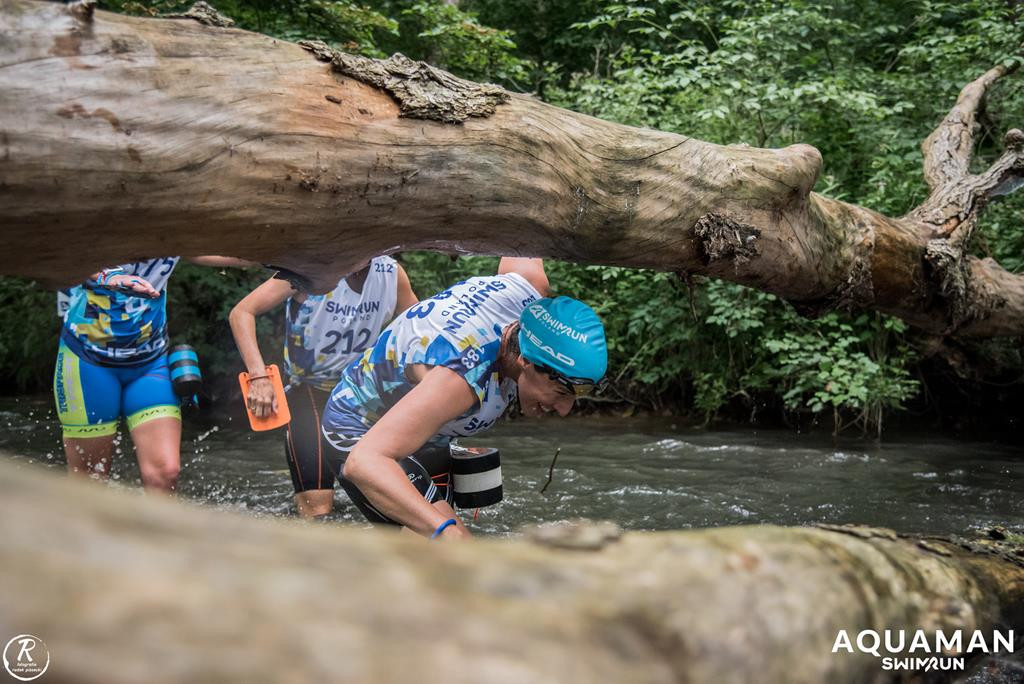 Zmagania zawodników na trasie swimrunu