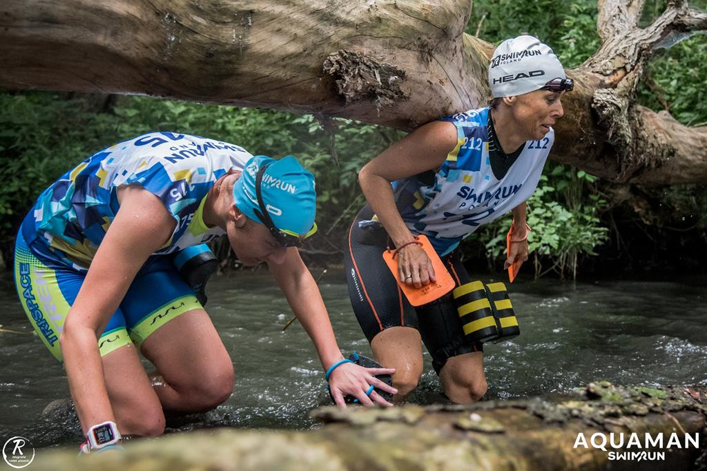 Zmagania zawodników na trasie swimrunu