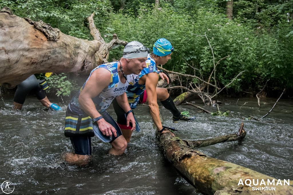 Zmagania zawodników na trasie swimrunu