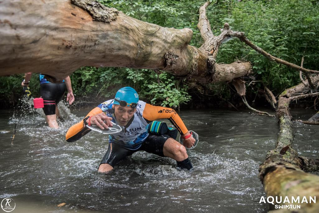Zmagania zawodników na trasie swimrunu